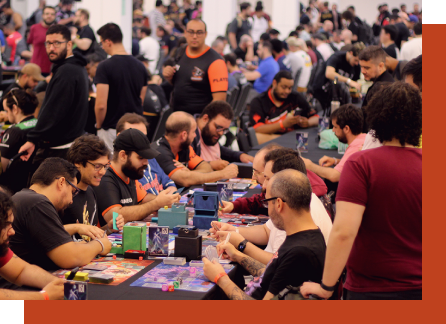 Pessoas jogando e trocando suas cartas